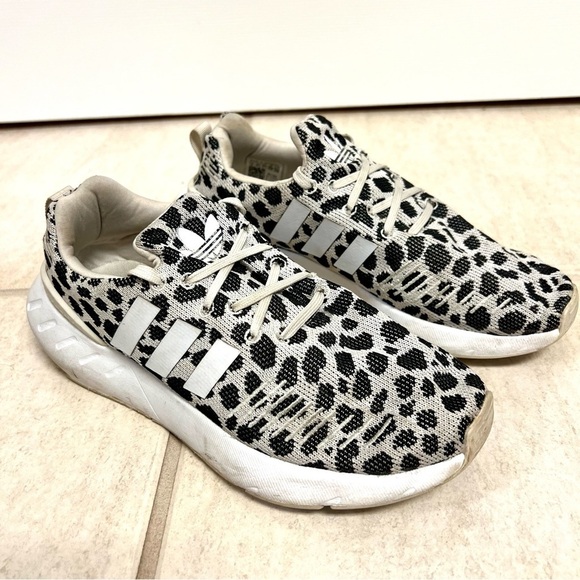 Adidas Swift Run 22 Women's Size 5 Leopard Cheetah Athletic Training Shoes - Picture 1 of 7